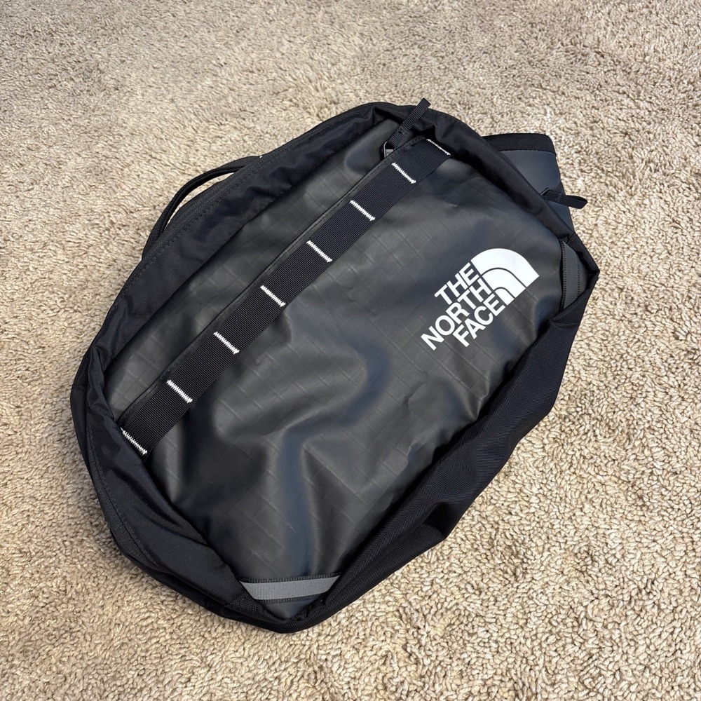 The North Face Men's Base Camp Voyager Sling Bag New Without Tags